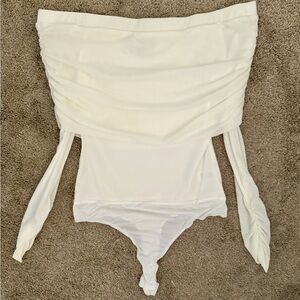 Lulu’s off the shoulder ruched bodysuit size large